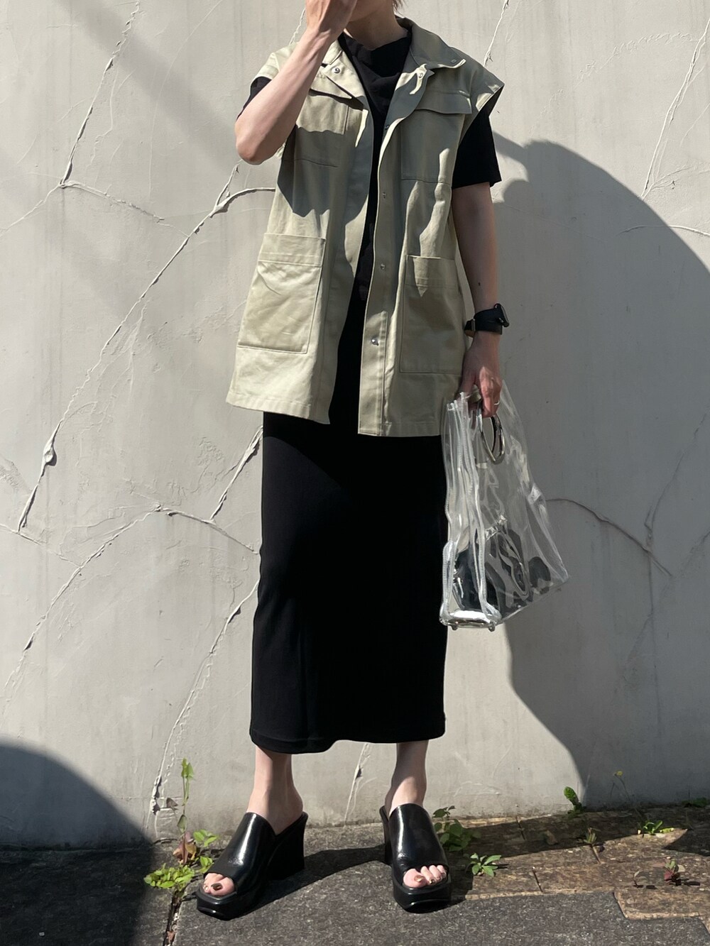 ブラック系のTシャツ/カットソー、グリーン系のその他アウター、ブラック系のスカートを着用したレディースの夏コーディネートの2枚目の写真