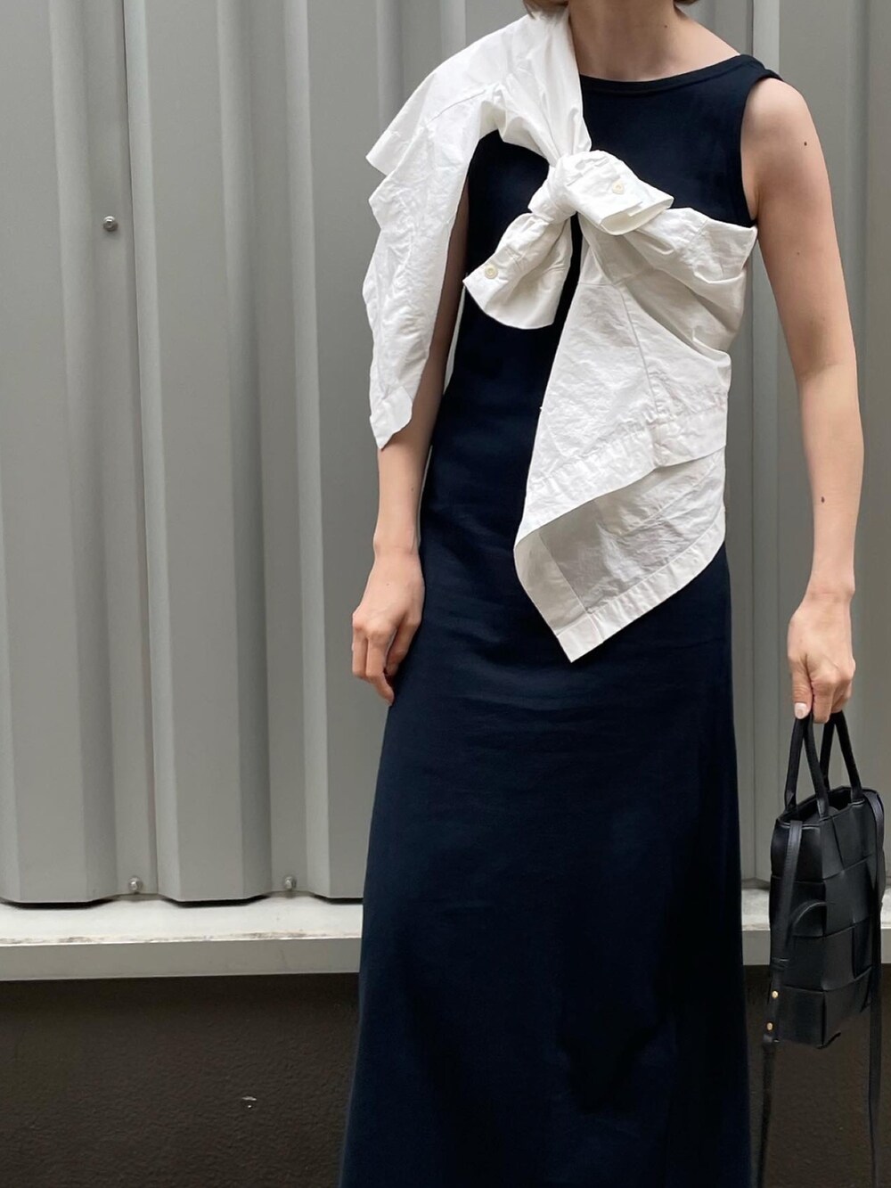 ホワイト系のシャツ/ブラウス、シルバー系のスニーカー、ブラック系のバッグを着用したレディースの春コーディネートの2枚目の写真