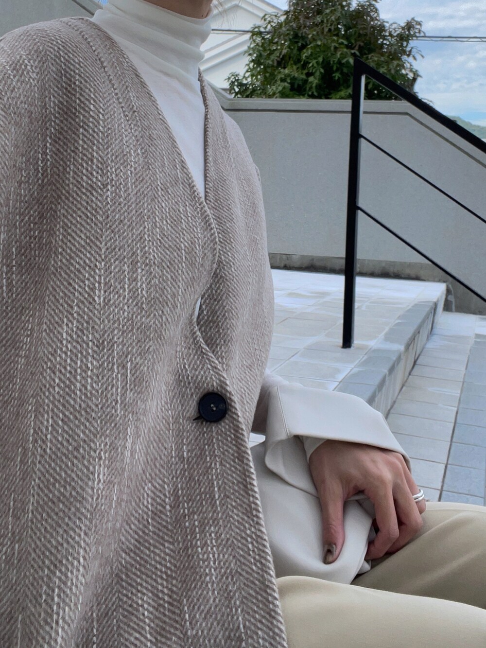 ホワイト系のTシャツ/カットソー、ベージュ系のベスト、イエロー系のパンツを着用したレディースの秋コーディネートの2枚目の写真