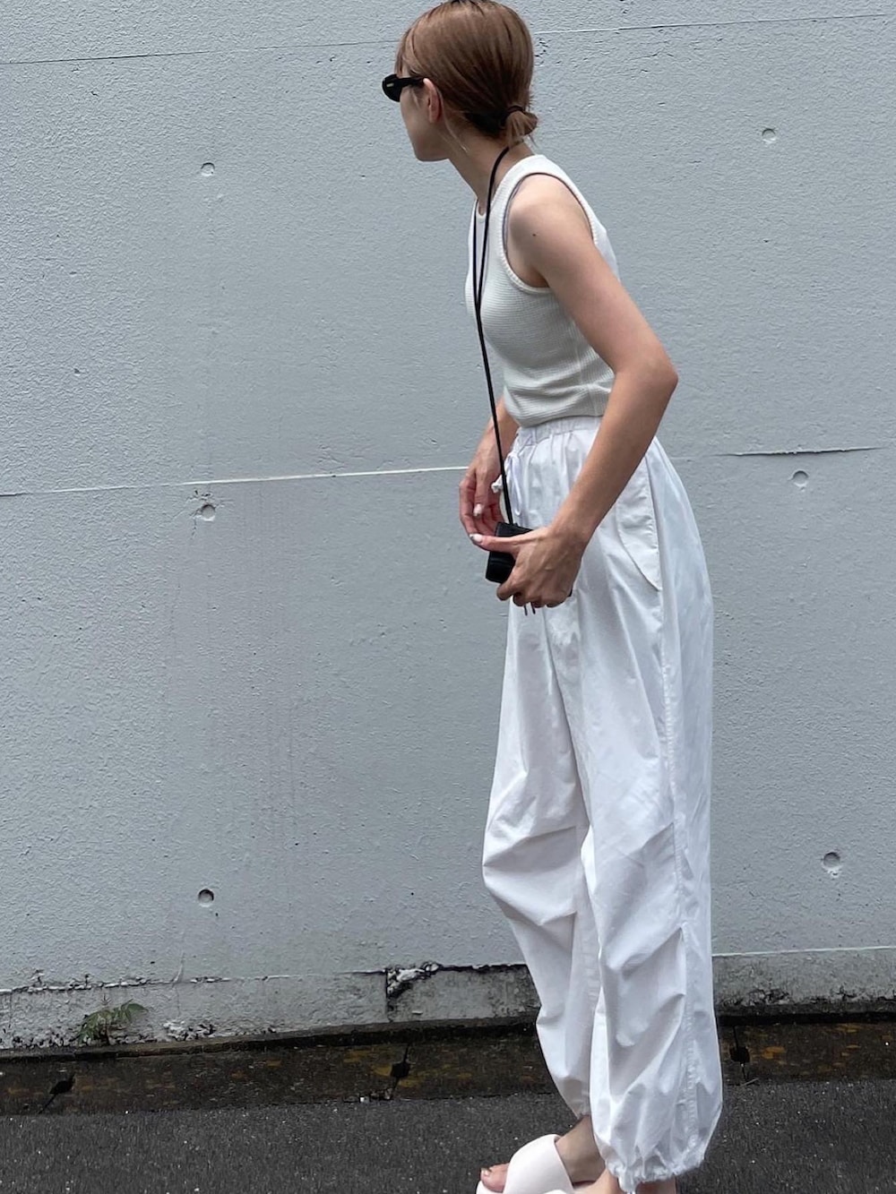 ホワイト系のタンクトップ、ホワイト系のその他パンツ、ホワイト系のサンダルを着用したレディースの夏コーディネートの2枚目の写真