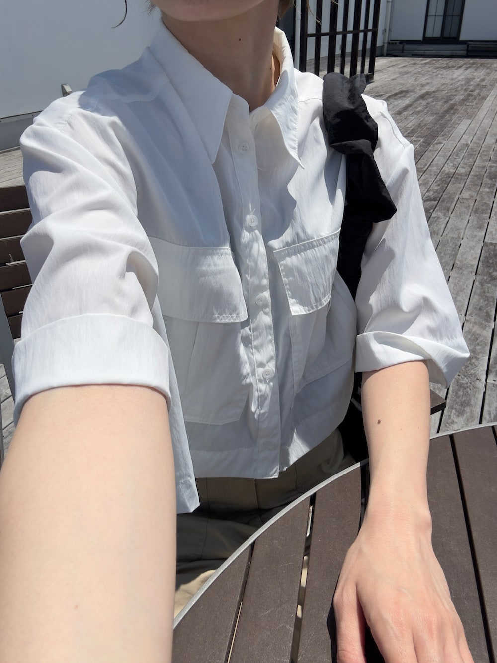 ホワイト系のシャツ/ブラウス、ベージュ系のチノパンツ、ホワイト系のスニーカーを着用したレディースの夏コーディネートの2枚目の写真