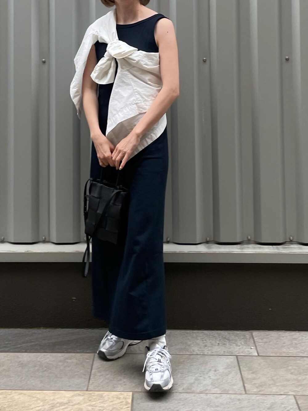 ホワイト系のシャツ/ブラウス、ブルー系のワンピース、ブラック系のバッグを着用したレディースの春コーディネートの3枚目の写真