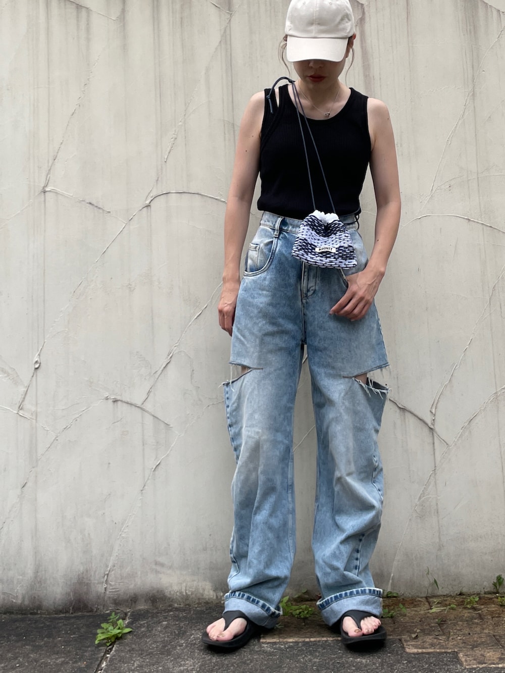 ブラック系のTシャツ/カットソー、ブルー系のデニムパンツ、ブラック系のサンダルを着用したレディースの夏コーディネートの2枚目の写真