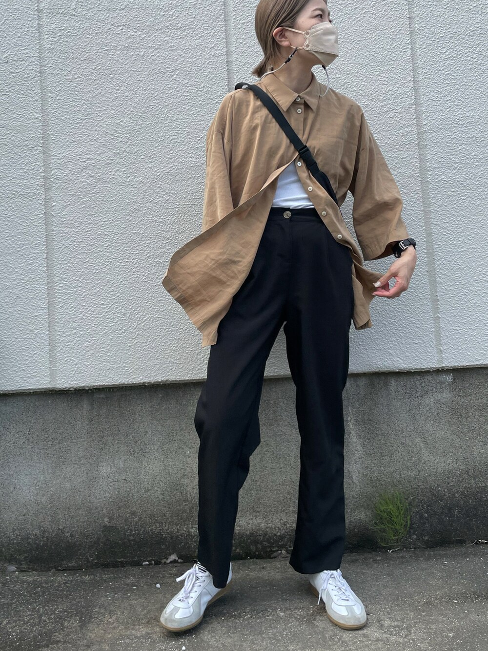 ブラウン系のシャツ/ブラウス、ブラック系のスラックス、ホワイト系のスニーカーを着用したレディースの夏コーディネートの2枚目の写真