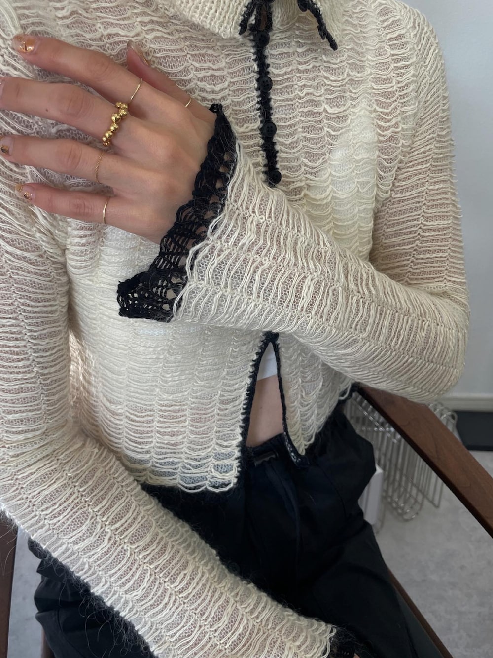 ホワイト系のニット/セーター、ブラック系のその他パンツ、ブラック系のスニーカーを着用したレディースの秋コーディネートの2枚目の写真