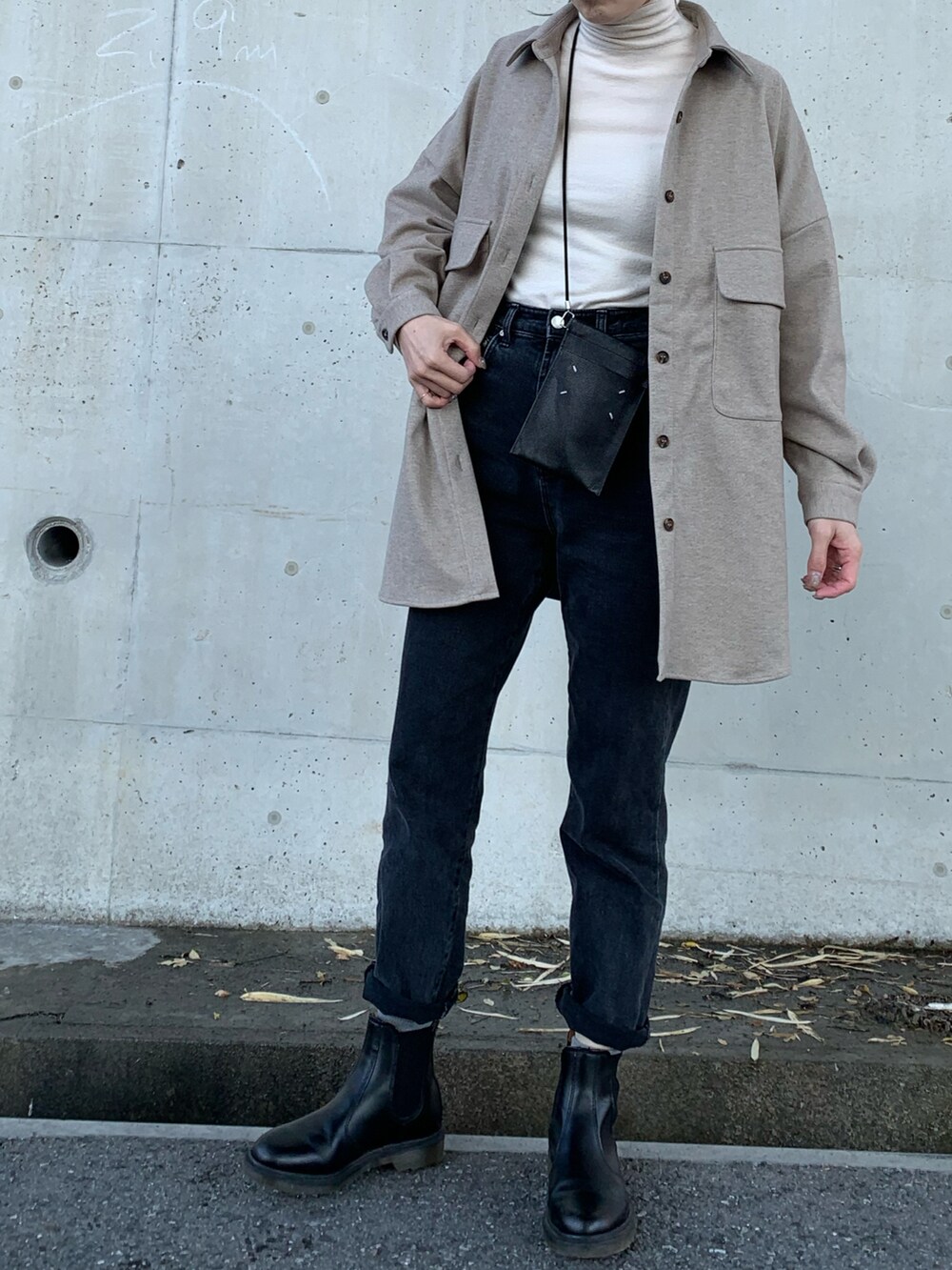 ホワイト系のTシャツ/カットソー、ブラック系のその他パンツ、ブラック系のブーツを着用したレディースの春コーディネートの2枚目の写真