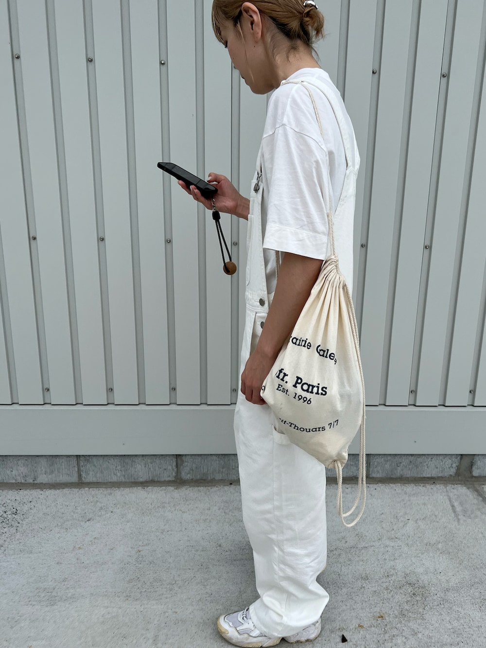 ホワイト系のTシャツ/カットソー、ホワイト系のサロペット/オーバーオール、ホワイト系のスニーカーを着用したレディースの夏コーディネートの2枚目の写真