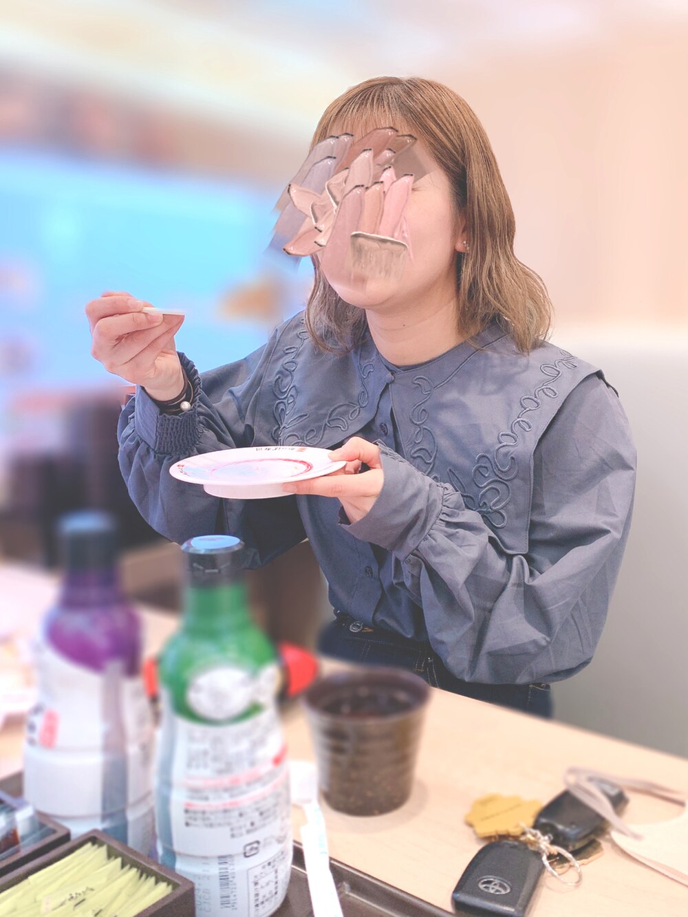 ブルー系のシャツ/ブラウス、ホワイト系のカーディガン/ボレロを着用したレディースの秋コーディネートの2枚目の写真