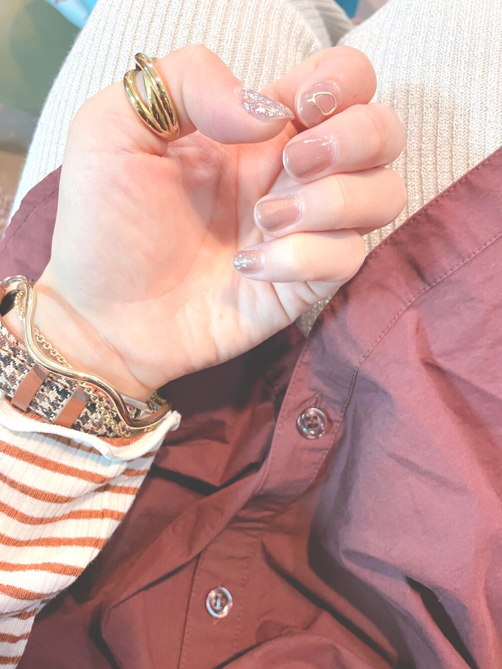 ベージュ系のワンピース、シルバー系のその他パンツ、ブラウン系のTシャツ/カットソーを着用したレディースの秋コーディネートの2枚目の写真