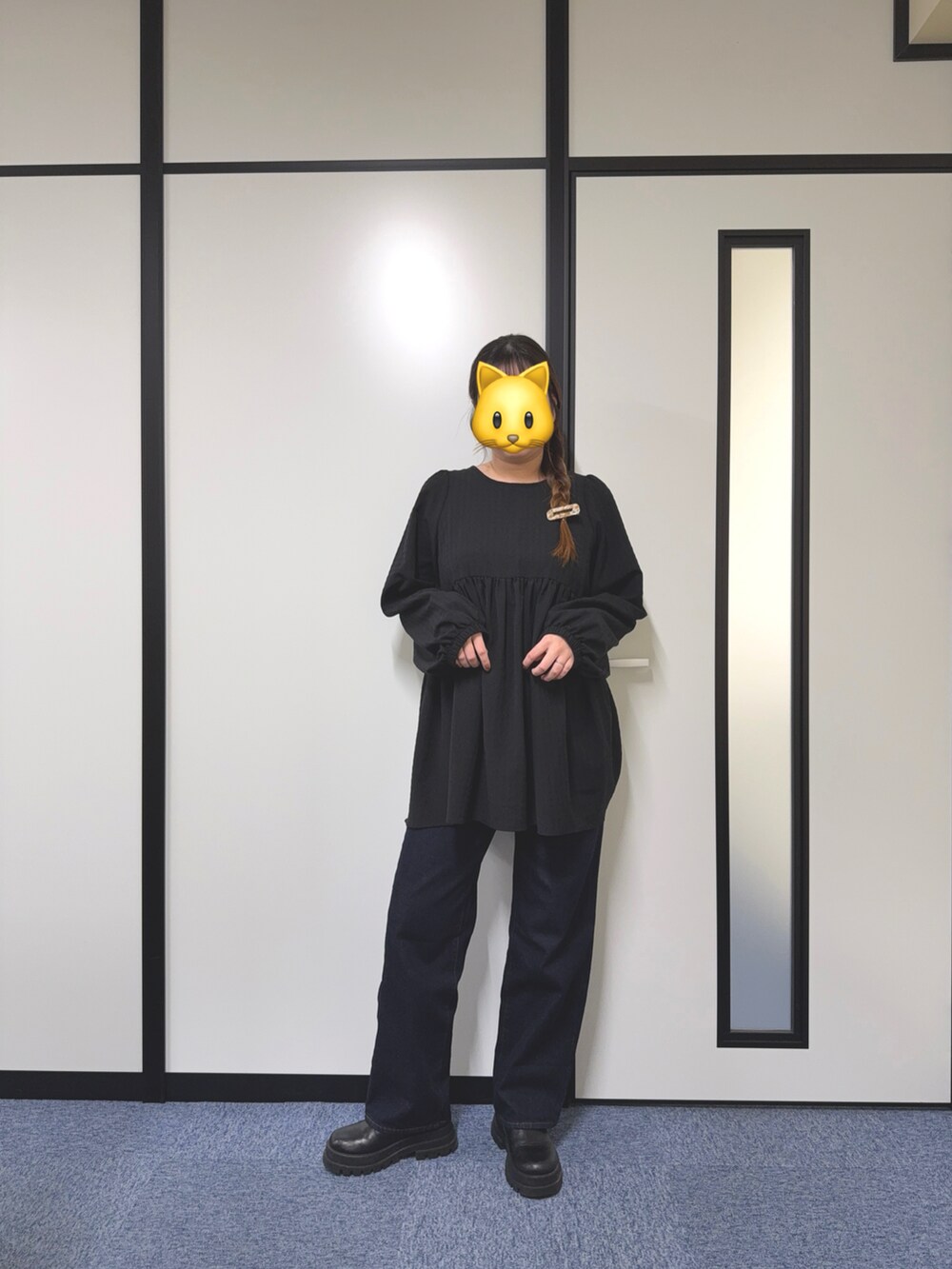 ホワイト系のハンドバッグ、ブラック系のシャツ/ブラウス、ブラック系のブーツを着用したレディースの秋コーディネートの2枚目の写真