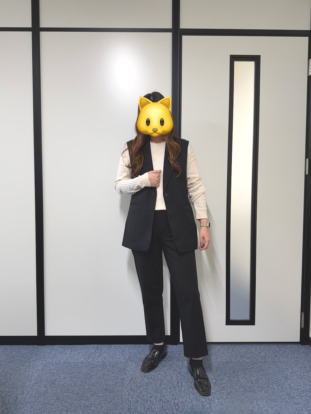 ブラック系のローファー、ホワイト系のニット/セーター、ブラック系のテーラードジャケットを着用したレディースの秋コーディネートの2枚目の写真