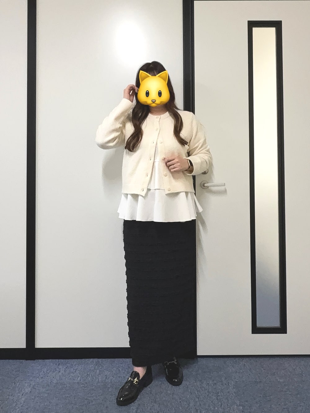 ホワイト系のニット/セーター、ブラック系のスカート、ブラック系のローファーを着用したレディースの秋コーディネートの2枚目の写真