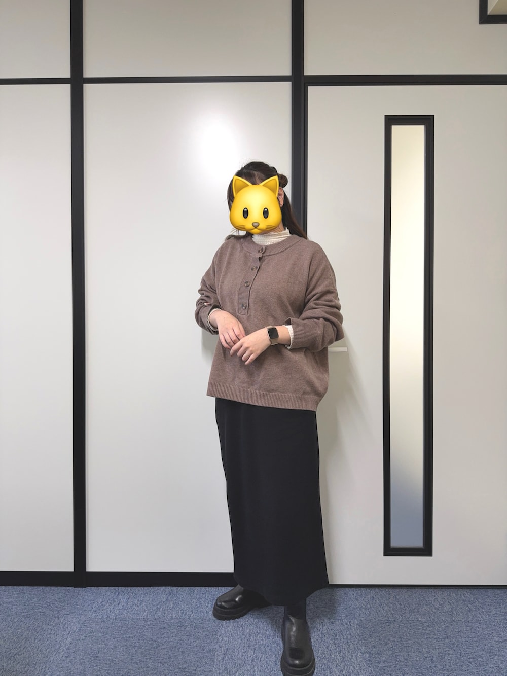 ブラウン系のニット/セーター、ホワイト系のシャツ/ブラウス、ブラック系のスカートを着用したレディースの秋コーディネートの2枚目の写真