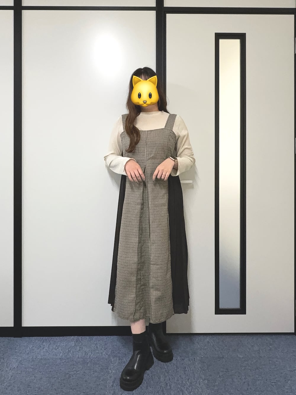 ホワイト系のTシャツ/カットソー、ベージュ系のワンピース、ブラック系のブーツを着用したレディースの秋コーディネートの2枚目の写真