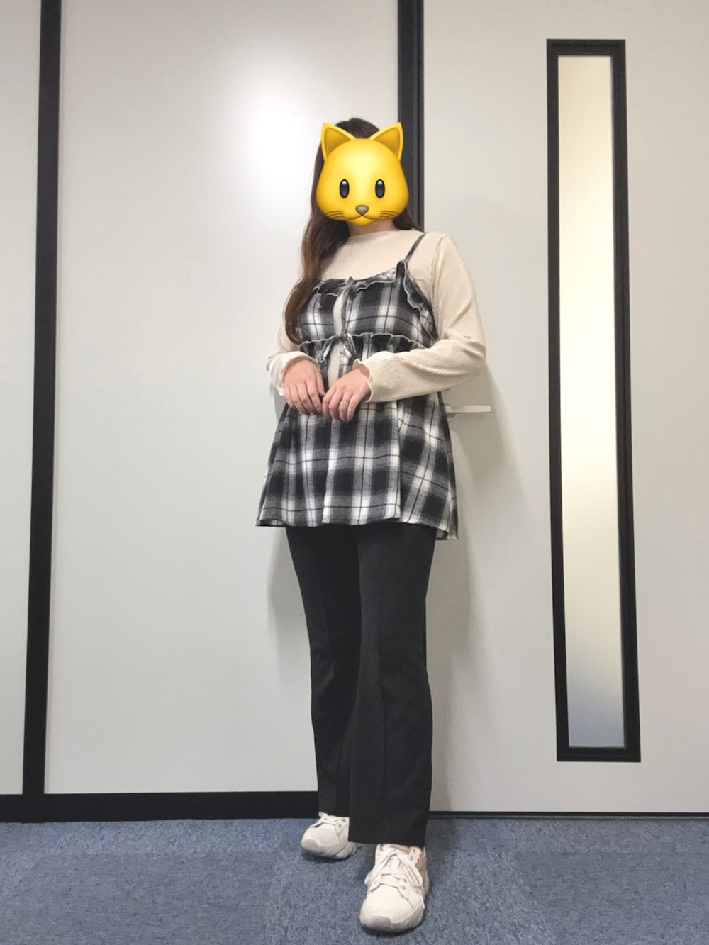 ホワイト系のTシャツ/カットソー、ブラック系のスラックス、ホワイト系のスニーカーを着用したレディースの秋コーディネートの2枚目の写真