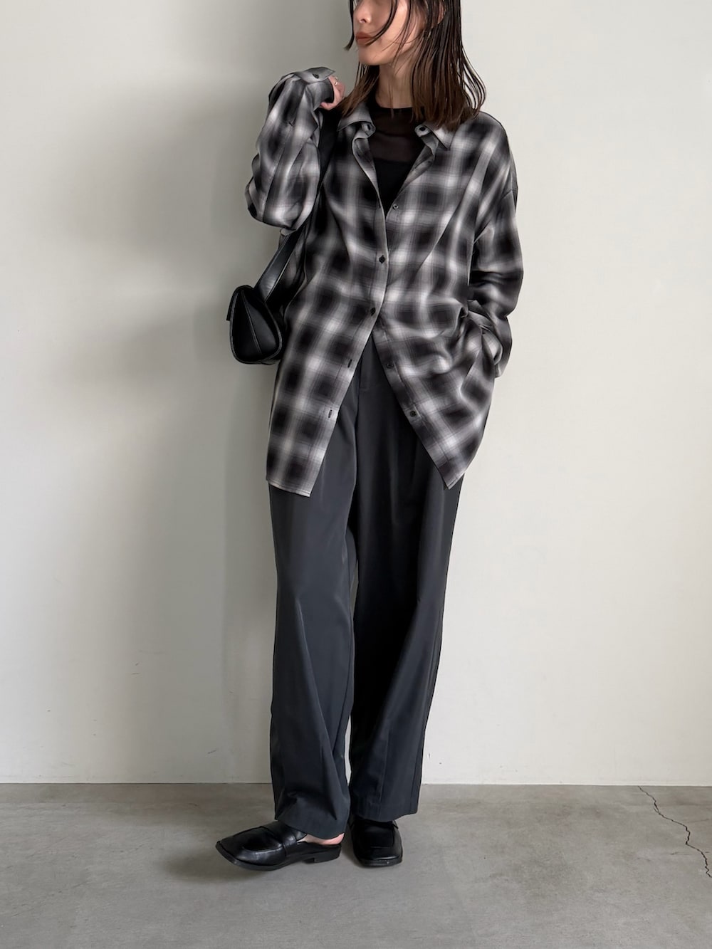 ブラック系のその他パンツ、ブラック系のショルダーバッグ、ブラック系のシャツ/ブラウスを着用したレディースの冬コーディネートの9枚目の写真