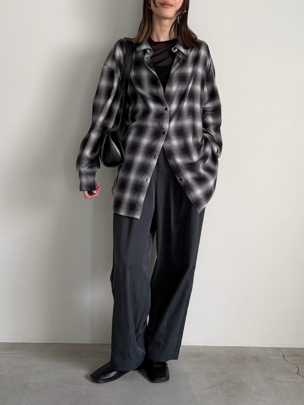 ブラック系のその他パンツ、ブラック系のショルダーバッグ、ブラック系のシャツ/ブラウスを着用したレディースの冬コーディネートの7枚目の写真