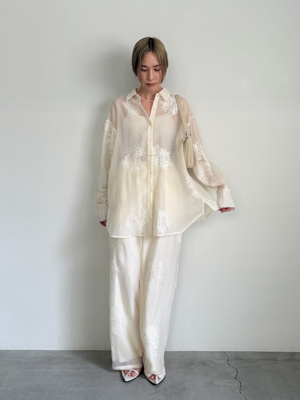 ホワイト系のその他パンツ、ホワイト系のシャツ/ブラウス、ホワイト系のキャミソールを着用したレディースの夏コーディネートの2枚目の写真