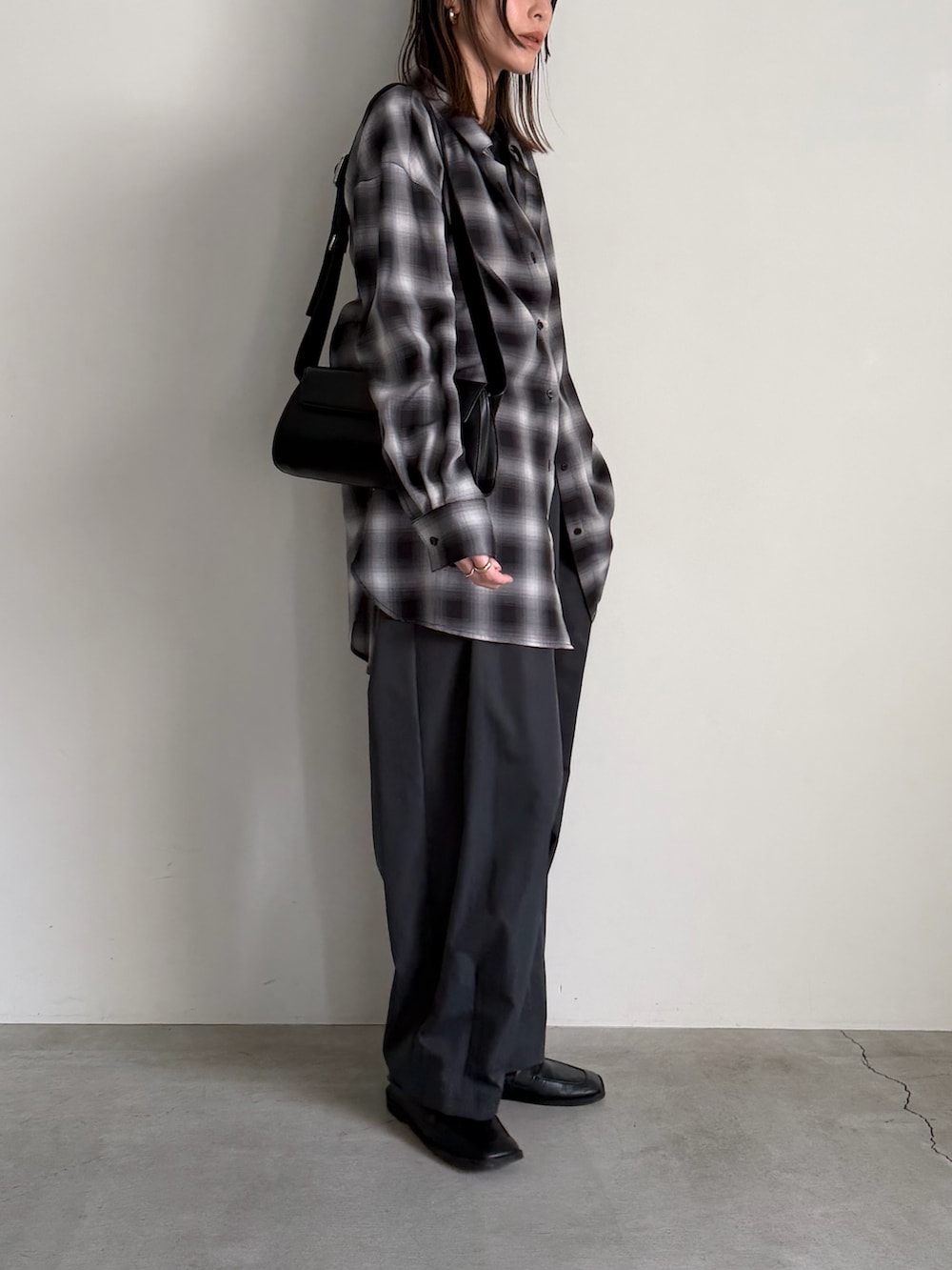 ブラック系のその他パンツ、ブラック系のショルダーバッグ、ブラック系のシャツ/ブラウスを着用したレディースの冬コーディネートの8枚目の写真