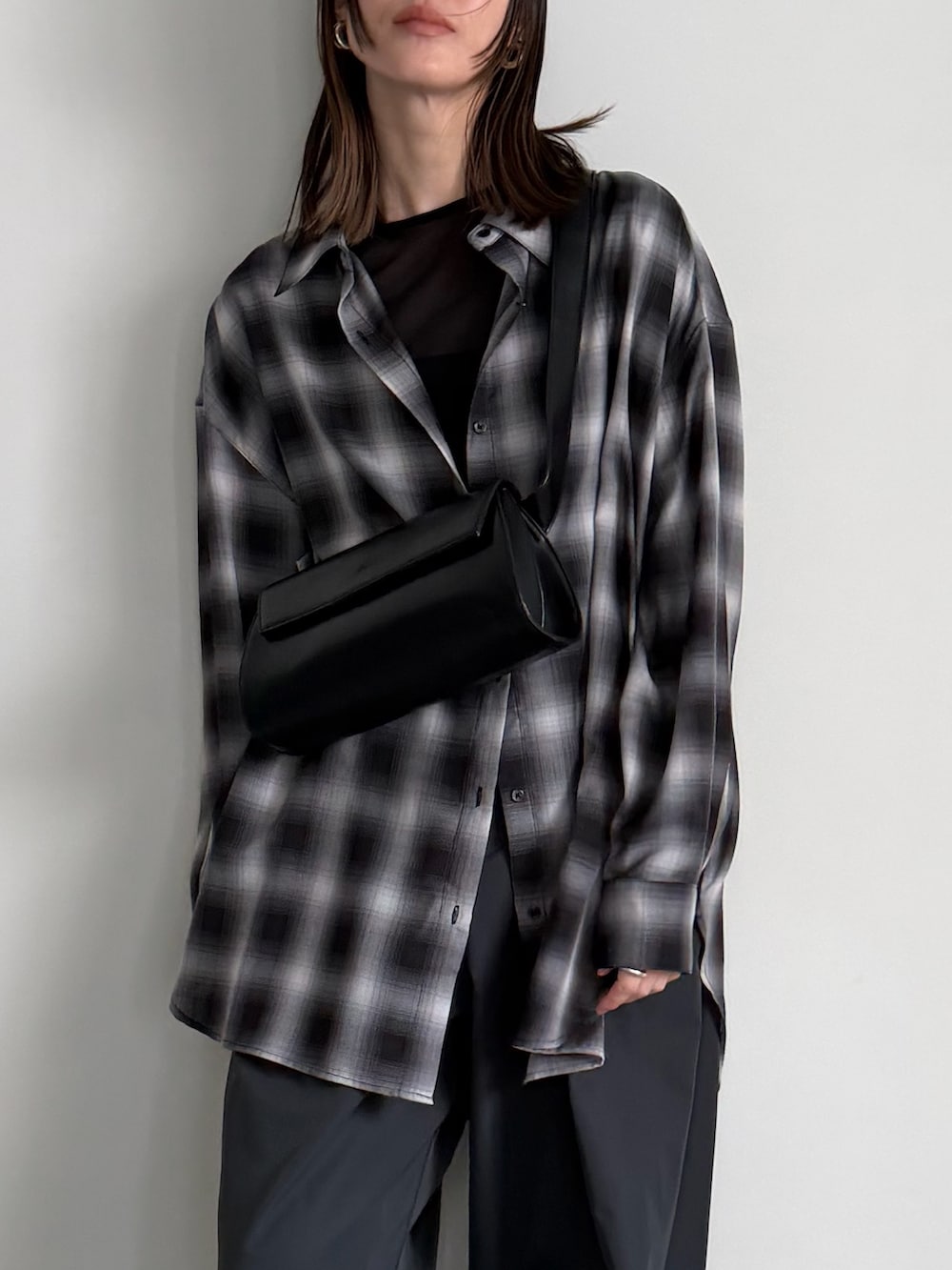 ブラック系のその他パンツ、ブラック系のショルダーバッグ、ブラック系のシャツ/ブラウスを着用したレディースの冬コーディネートの10枚目の写真