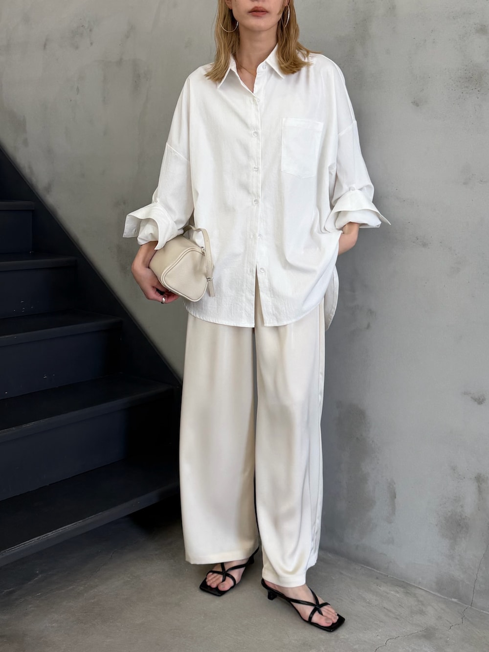 ホワイト系のシャツ/ブラウス、ホワイト系のその他パンツ、ブラック系のサンダルを着用したレディースの春コーディネートの5枚目の写真