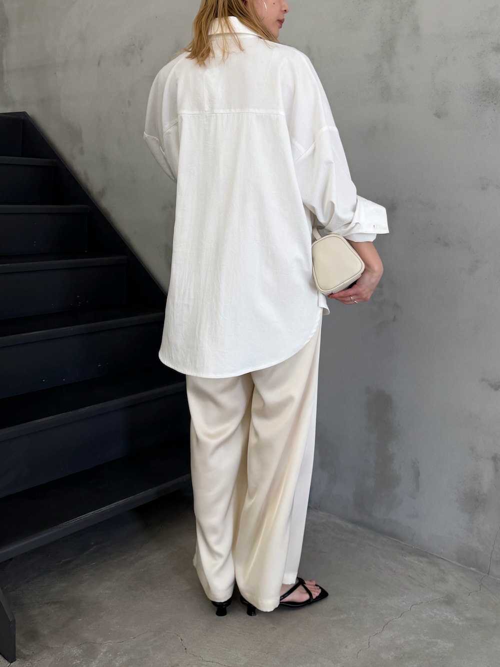 ホワイト系のシャツ/ブラウス、ホワイト系のその他パンツ、ブラック系のサンダルを着用したレディースの春コーディネートの6枚目の写真