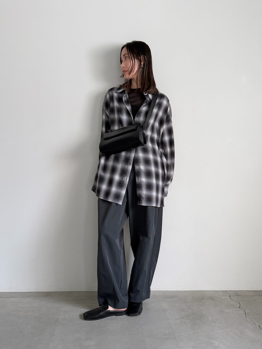 ブラック系のその他パンツ、ブラック系のショルダーバッグ、ブラック系のシャツ/ブラウスを着用したレディースの冬コーディネートの6枚目の写真