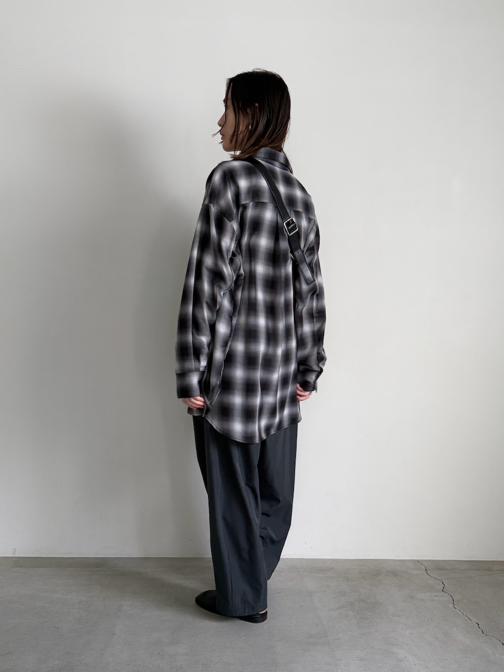 ブラック系のその他パンツ、ブラック系のショルダーバッグ、ブラック系のシャツ/ブラウスを着用したレディースの冬コーディネートの4枚目の写真