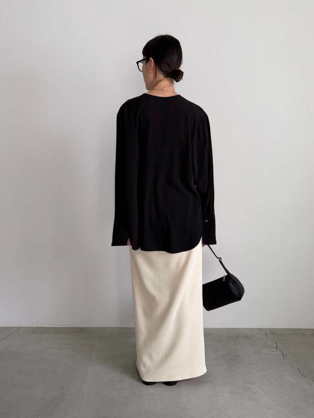 ホワイト系のスカート、ブラック系のシャツ/ブラウスを着用したレディースの冬コーディネートの6枚目の写真