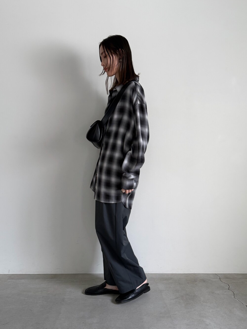 ブラック系のその他パンツ、ブラック系のショルダーバッグ、ブラック系のシャツ/ブラウスを着用したレディースの冬コーディネートの5枚目の写真