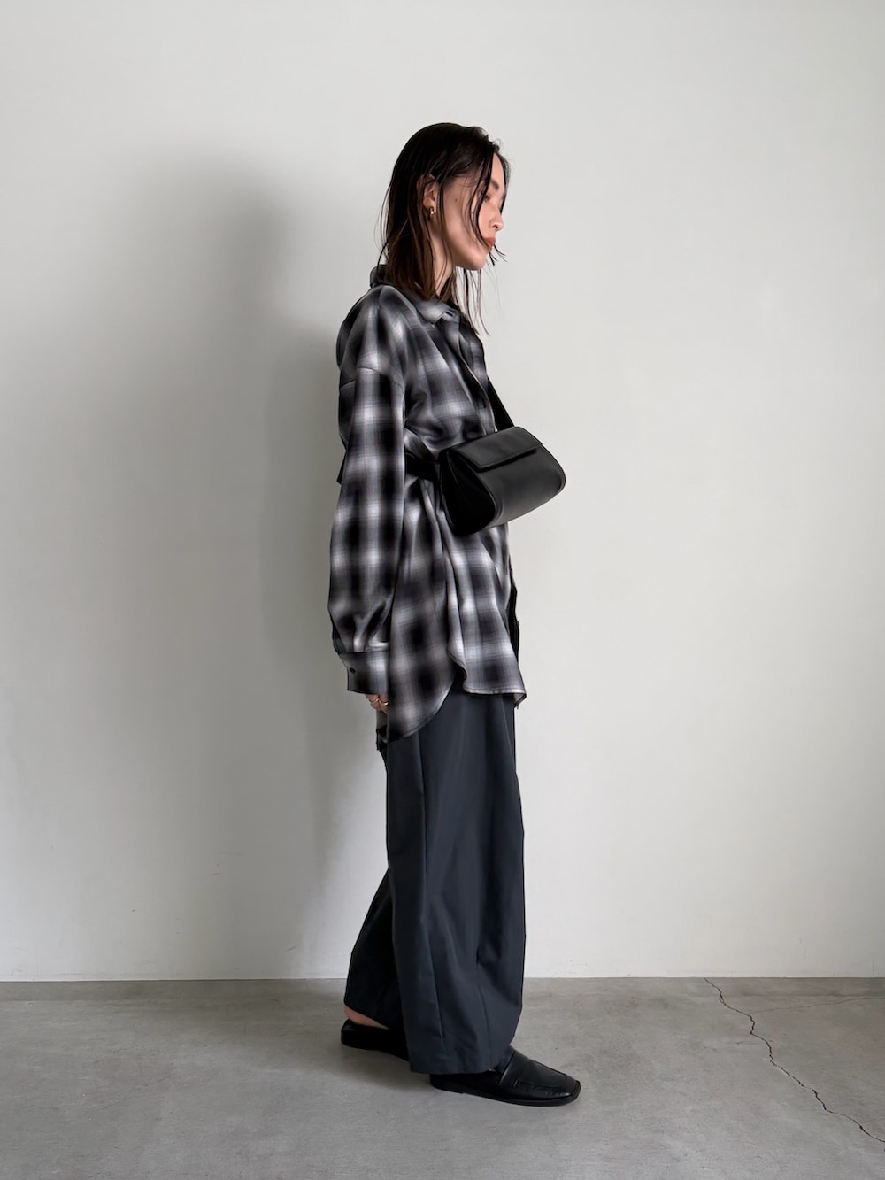 ブラック系のその他パンツ、ブラック系のショルダーバッグ、ブラック系のシャツ/ブラウスを着用したレディースの冬コーディネートの3枚目の写真