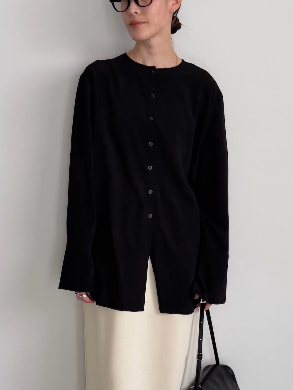 ホワイト系のスカート、ブラック系のシャツ/ブラウスを着用したレディースの冬コーディネートの10枚目の写真