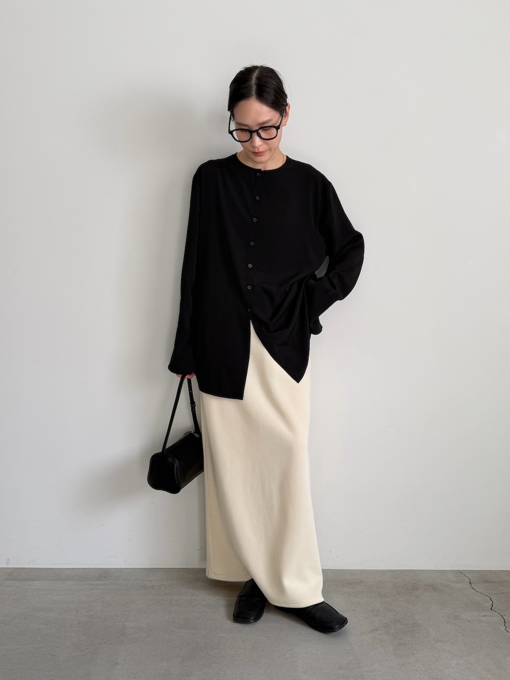 ホワイト系のスカート、ブラック系のシャツ/ブラウスを着用したレディースの冬コーディネートの3枚目の写真