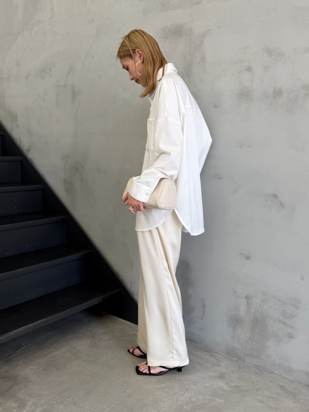 ホワイト系のシャツ/ブラウス、ホワイト系のその他パンツ、ブラック系のサンダルを着用したレディースの春コーディネートの3枚目の写真