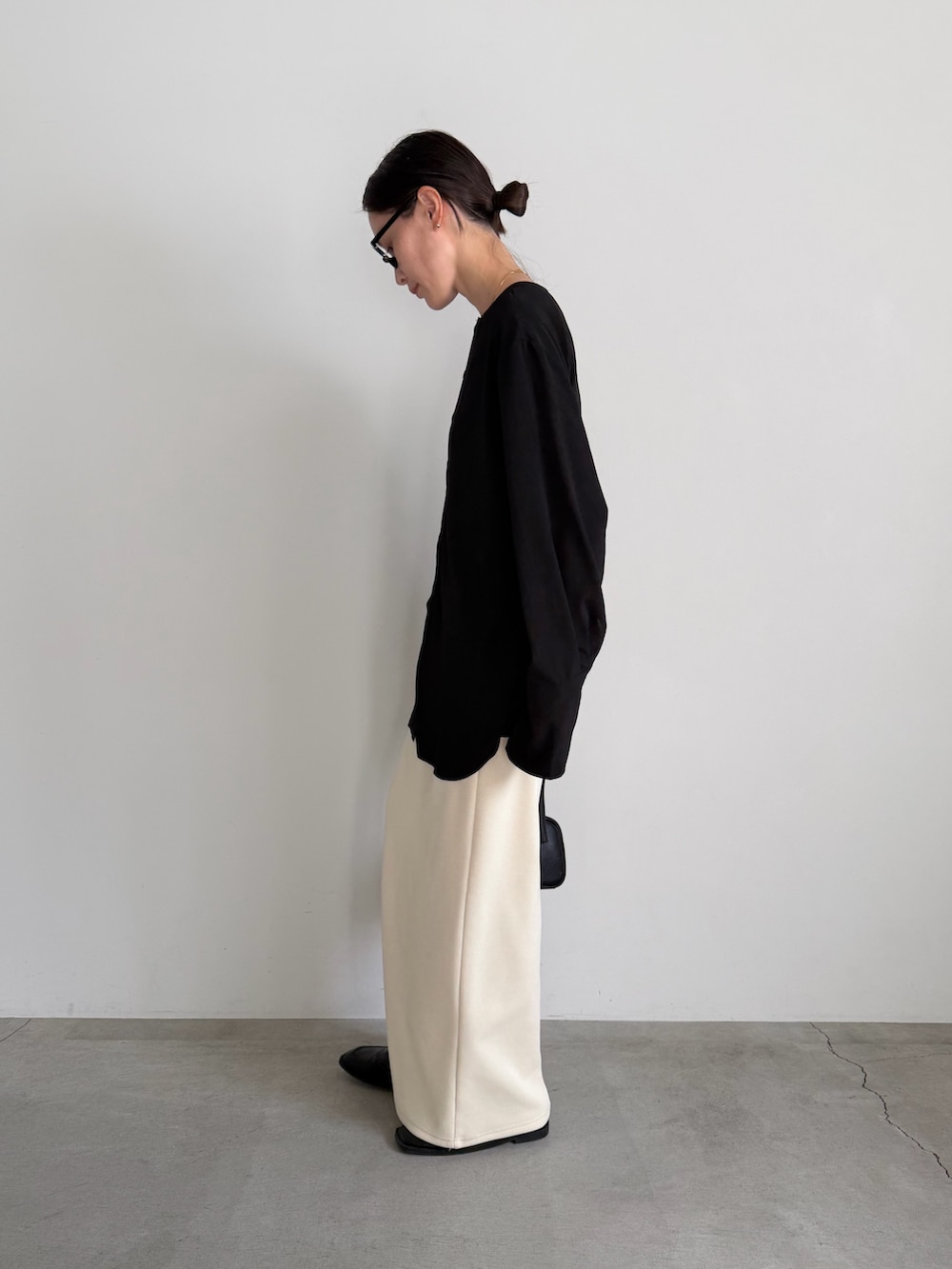 ホワイト系のスカート、ブラック系のシャツ/ブラウスを着用したレディースの冬コーディネートの5枚目の写真