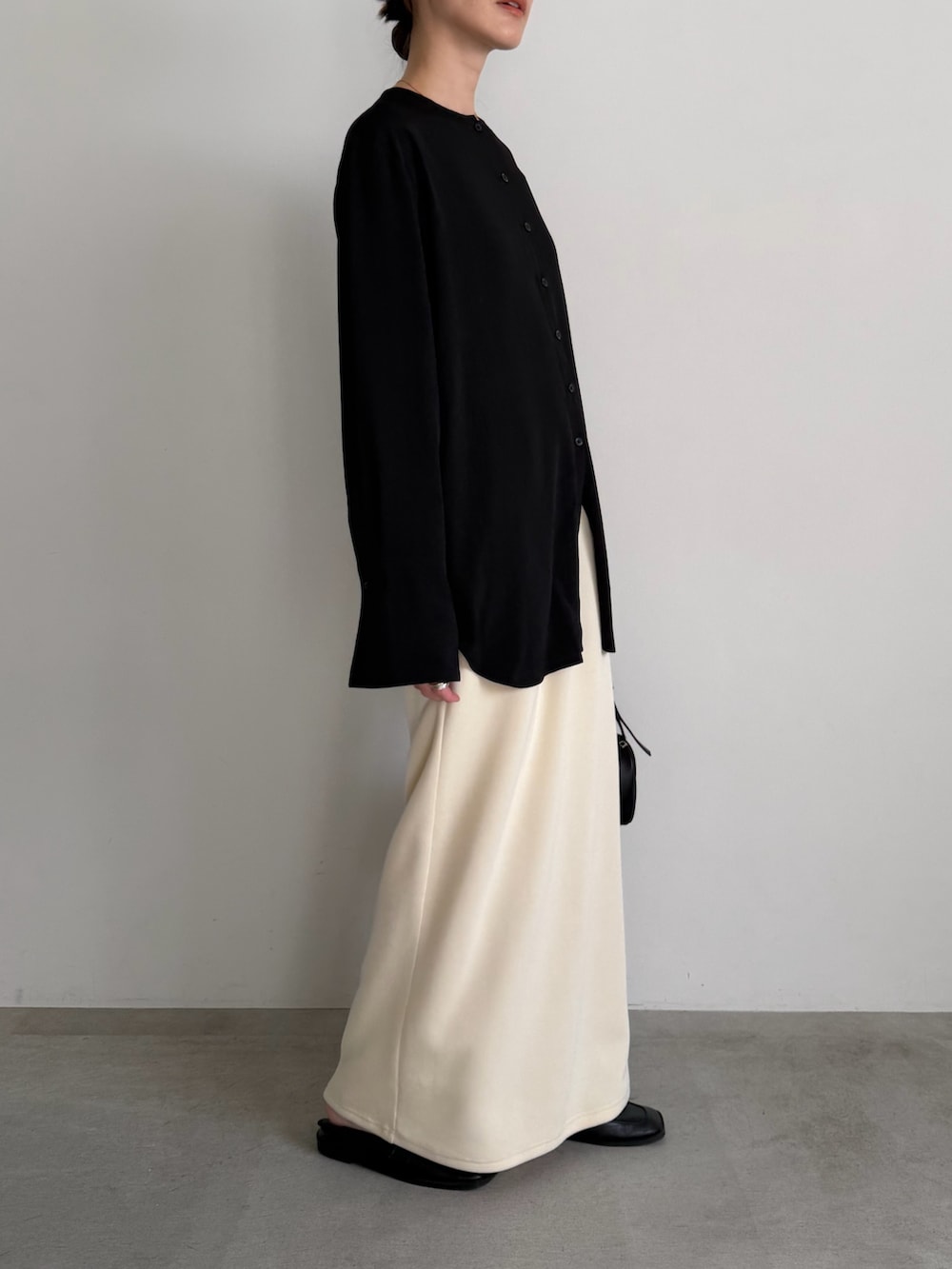 ホワイト系のスカート、ブラック系のシャツ/ブラウスを着用したレディースの冬コーディネートの8枚目の写真