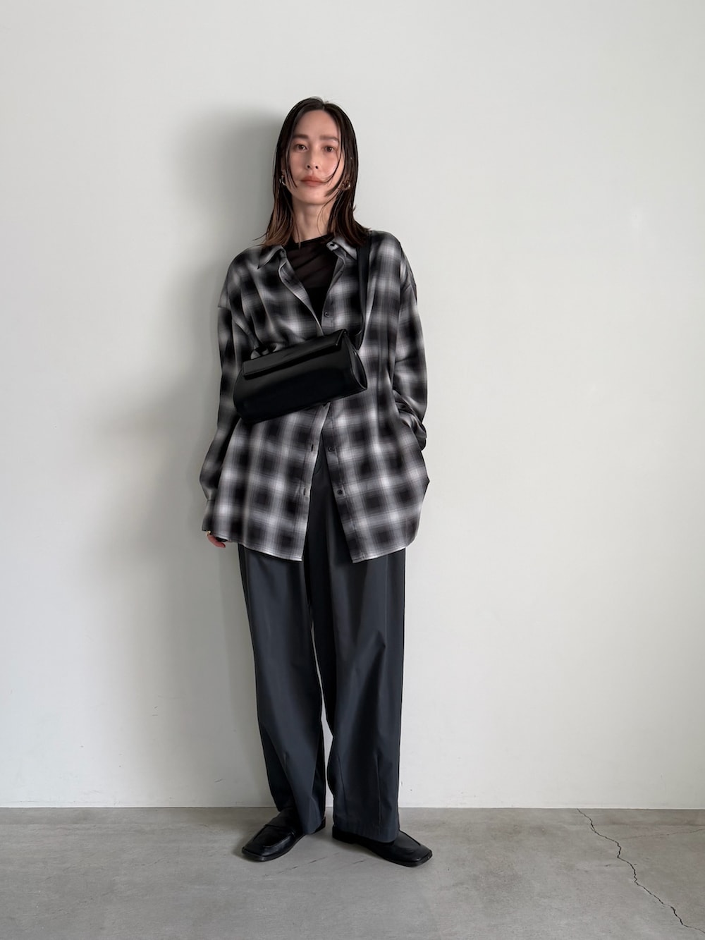 ブラック系のその他パンツ、ブラック系のショルダーバッグ、ブラック系のシャツ/ブラウスを着用したレディースの冬コーディネートの2枚目の写真