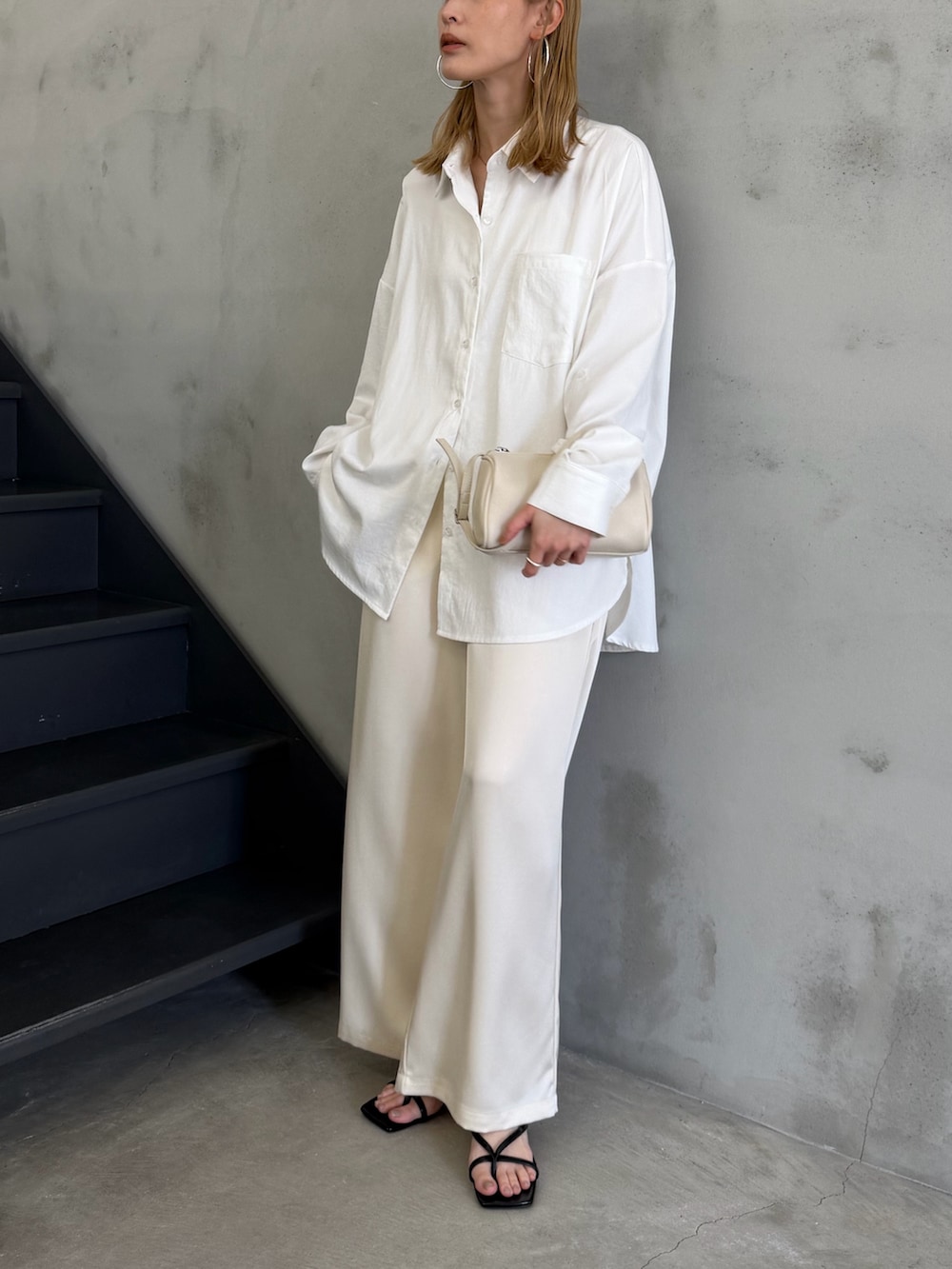 ホワイト系のシャツ/ブラウス、ホワイト系のその他パンツ、ブラック系のサンダルを着用したレディースの春コーディネートの4枚目の写真