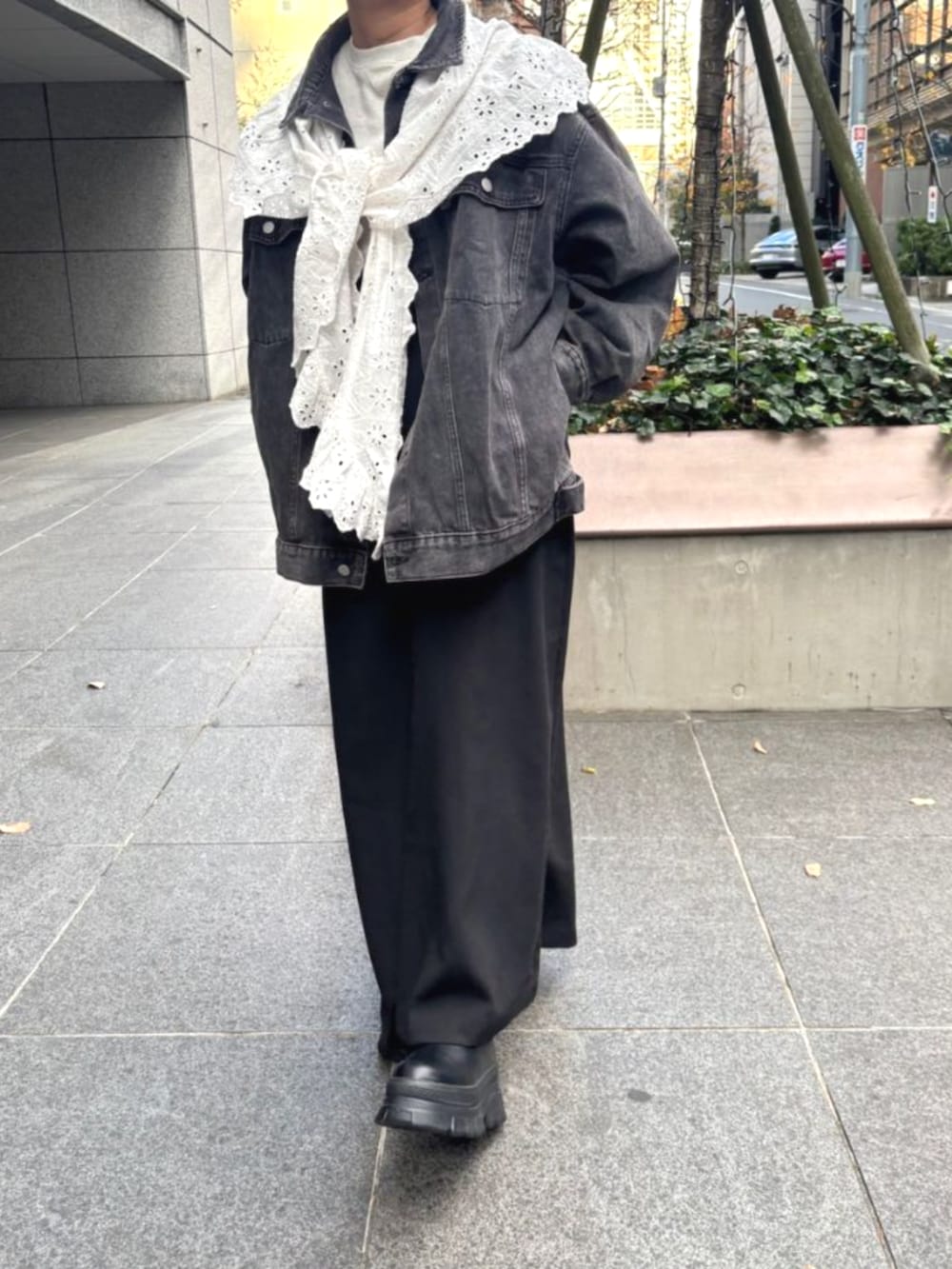 ブラック系のブーツ、ブラック系のデニムジャケットを着用したレディースの冬コーディネートの2枚目の写真