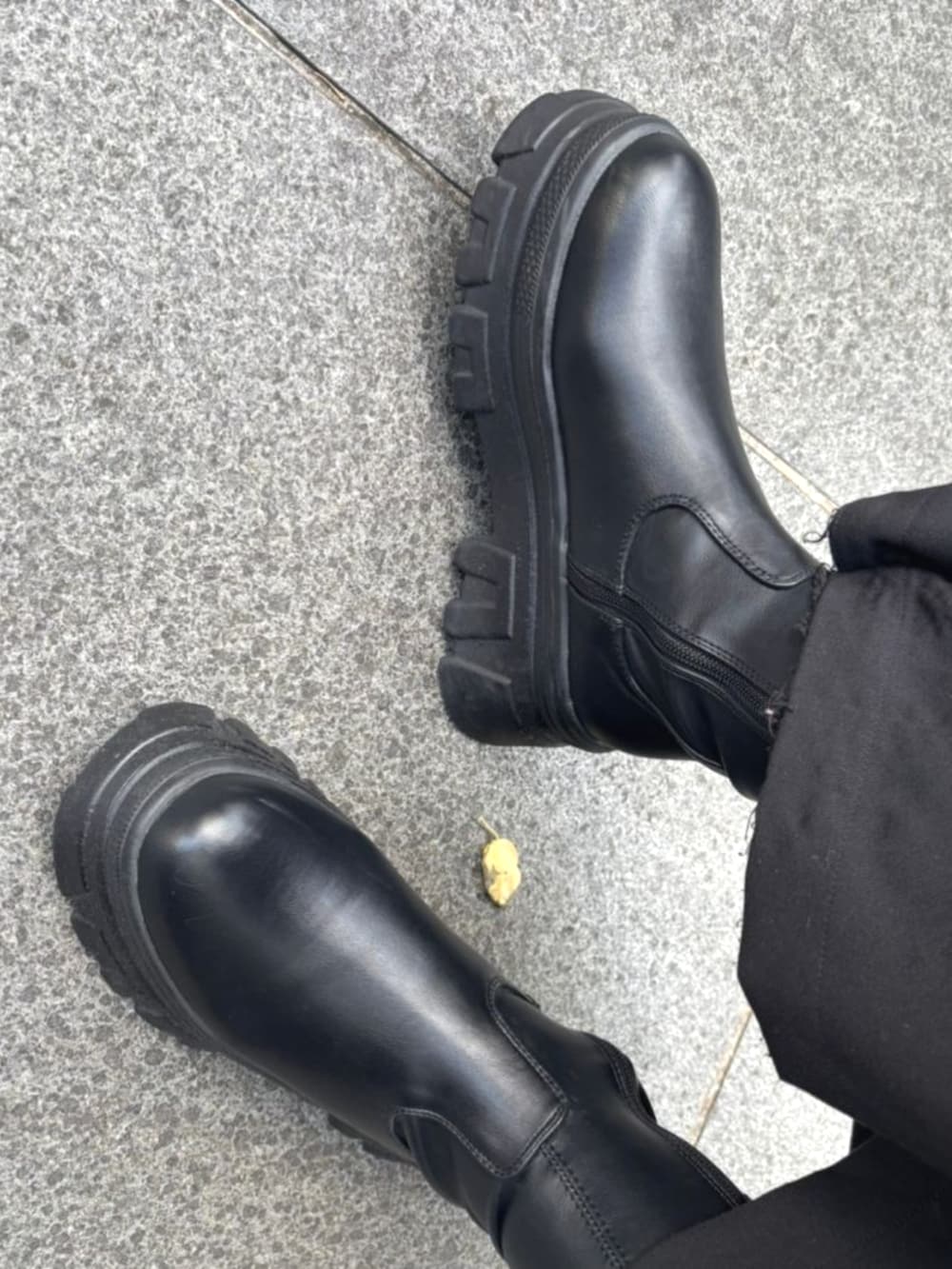 ブラック系のブーツ、ブラック系のデニムジャケットを着用したレディースの冬コーディネートの3枚目の写真