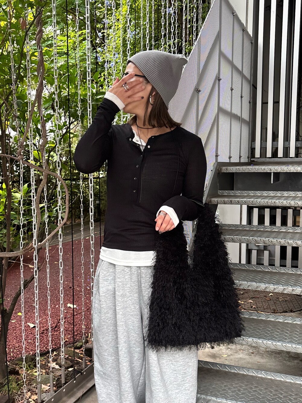 ブラック系のTシャツ/カットソー、グレー系のスウェットパンツ、ブラック系のスニーカーを着用したレディースの秋コーディネートの3枚目の写真