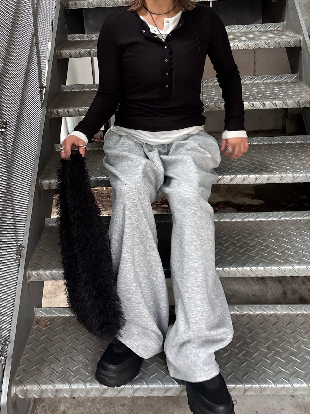 ブラック系のTシャツ/カットソー、グレー系のスウェットパンツ、ブラック系のスニーカーを着用したレディースの秋コーディネートの2枚目の写真