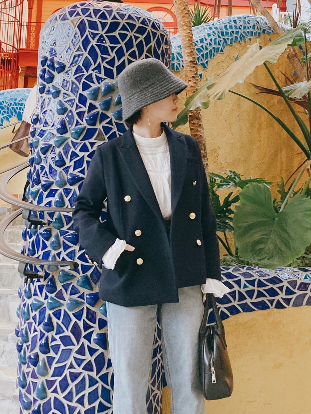 ブラック系のブーツ、グレー系のハットを着用したレディースの冬コーディネートの3枚目の写真