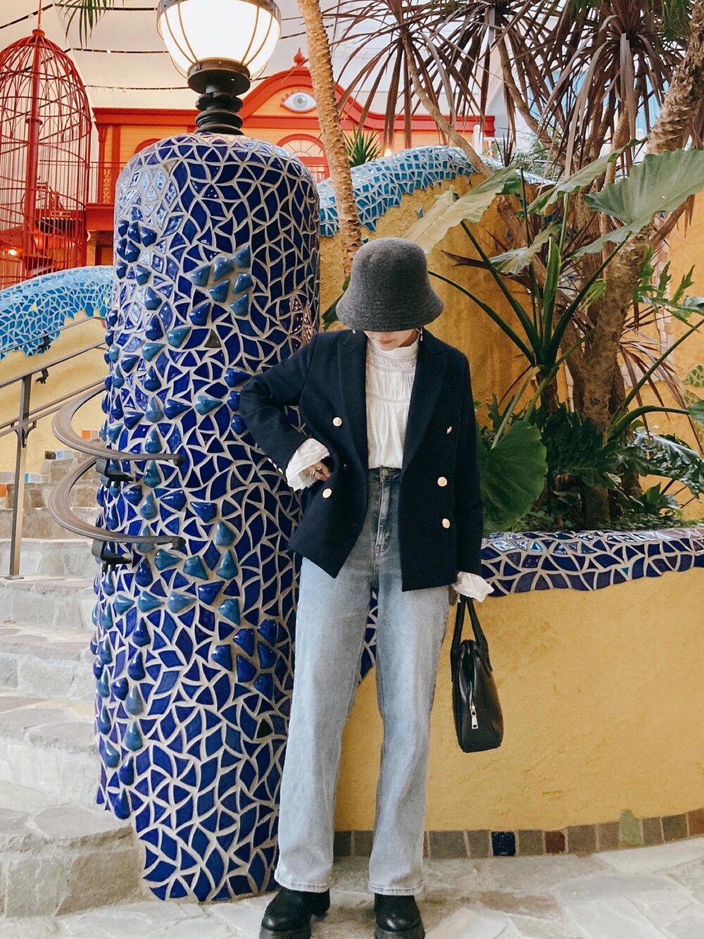 ブラック系のブーツ、グレー系のハットを着用したレディースの冬コーディネートの2枚目の写真