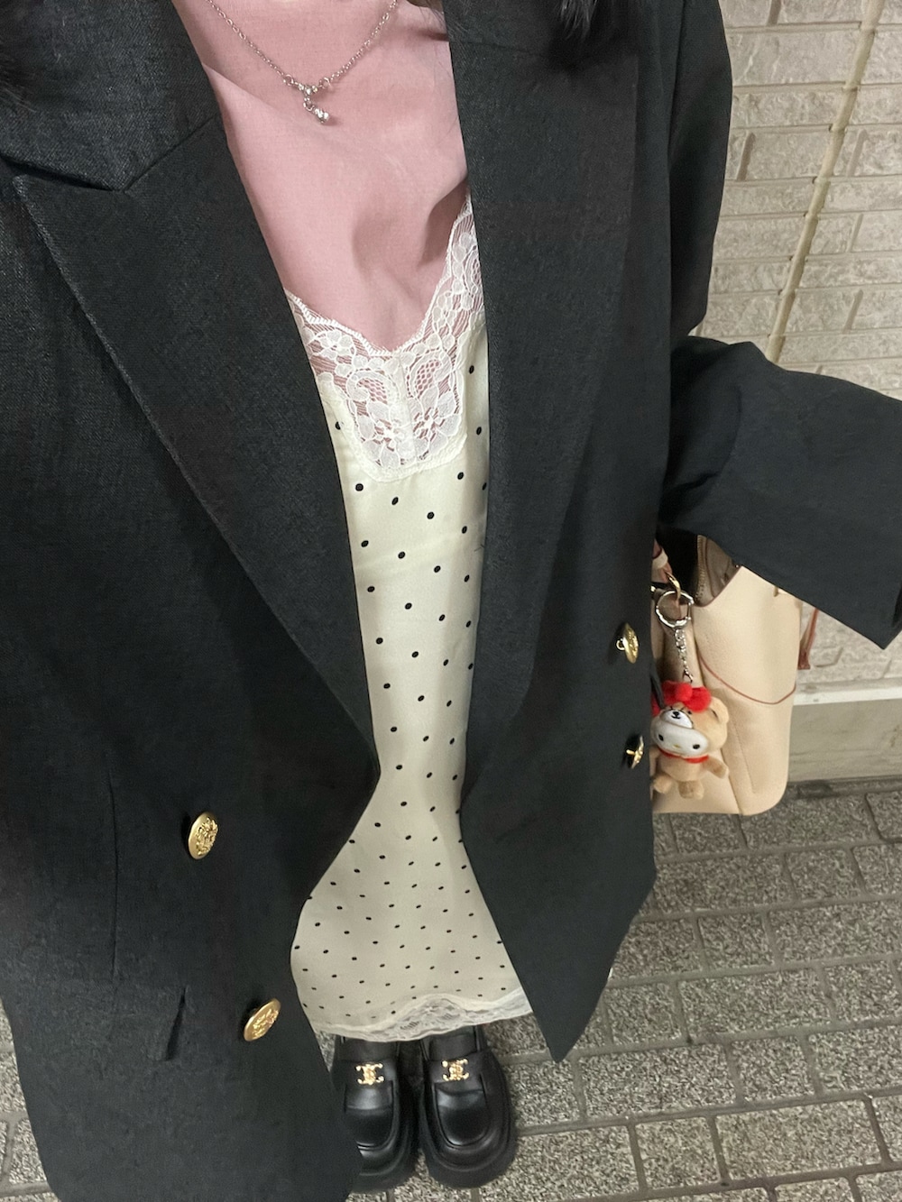 ホワイト系のワンピース、ピンク系のTシャツ/カットソー、グレー系のテーラードジャケットを着用したレディースの夏コーディネートの2枚目の写真