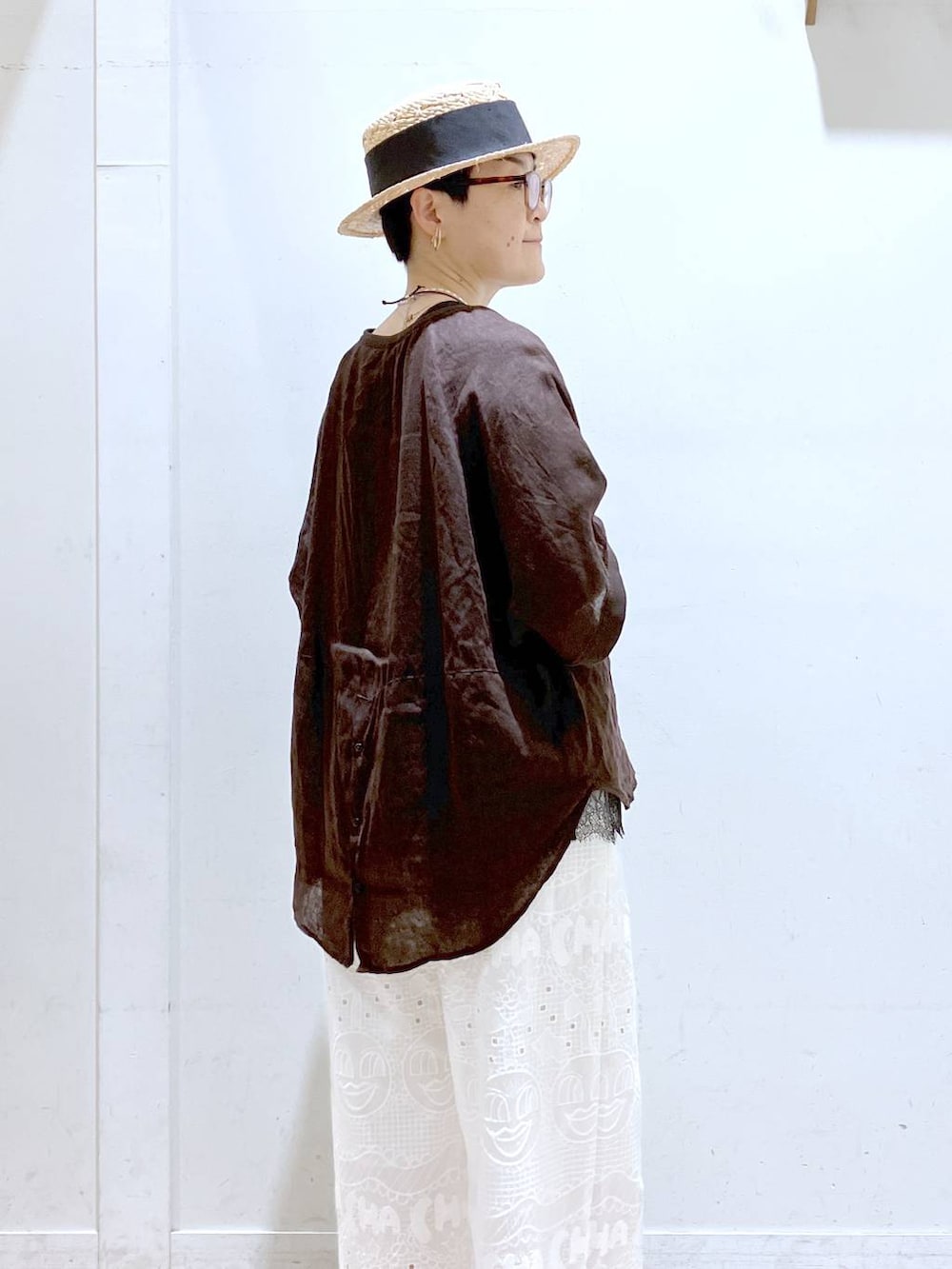 その他のサンダル、ブラウン系のシャツ/ブラウス、ブラック系のTシャツ/カットソーを着用したレディースの夏コーディネートの4枚目の写真