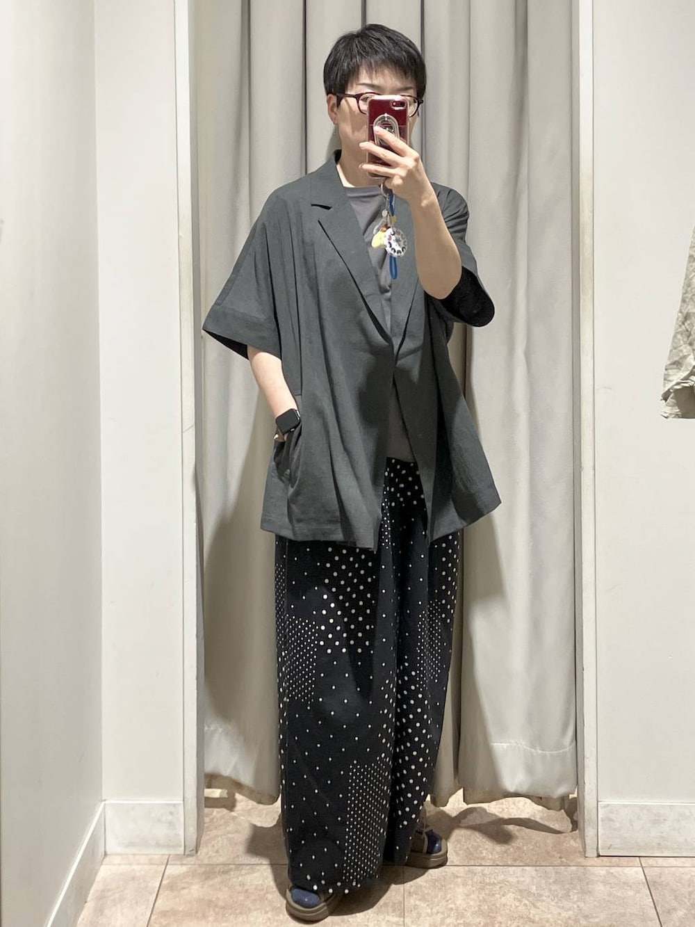 グレー系のテーラードジャケット、その他のサンダル、ブラック系のその他パンツを着用したレディースの夏コーディネートの7枚目の写真