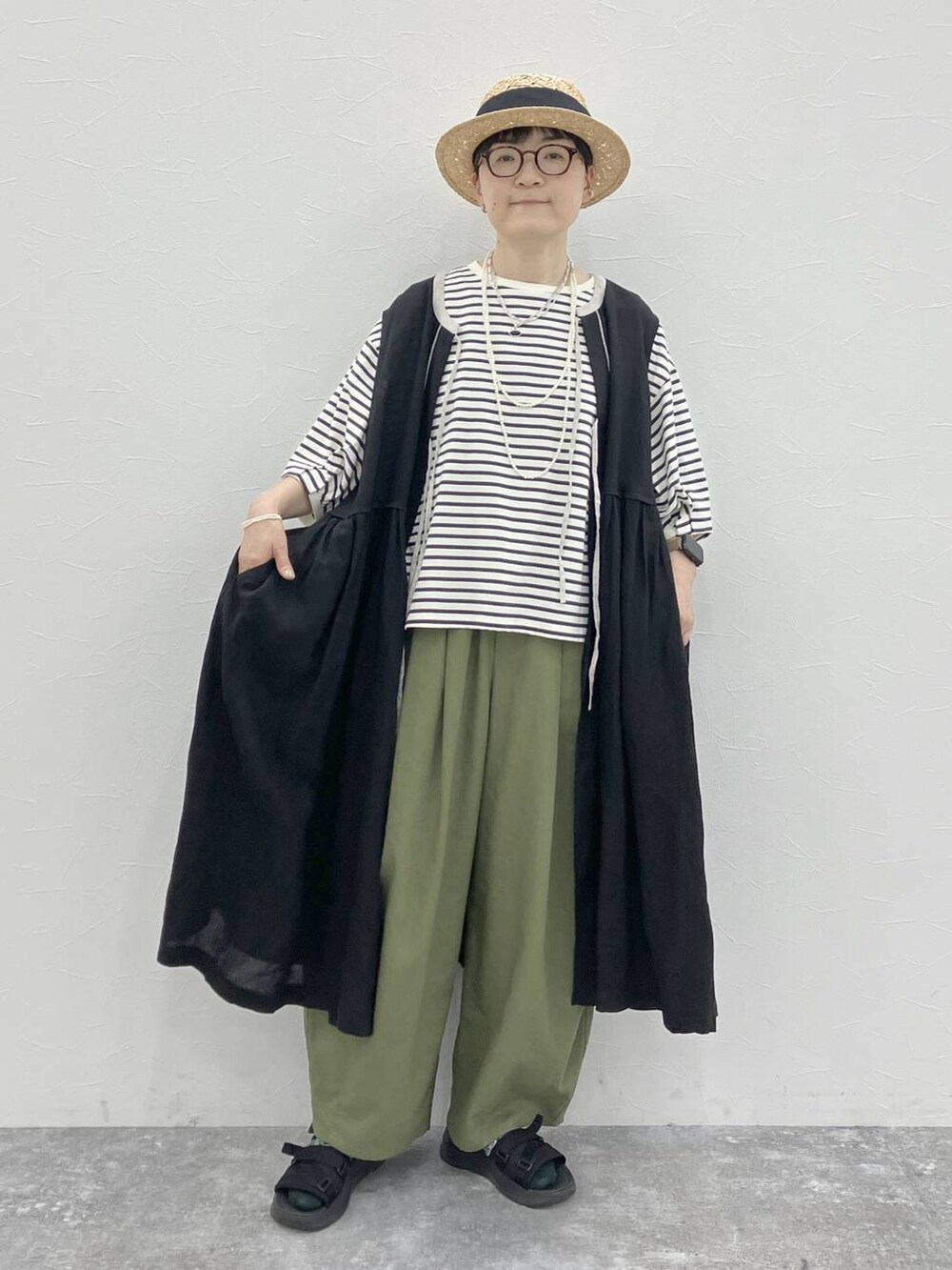 その他のTシャツ/カットソー、シルバー系のネックレス、その他のイヤーカフを着用したレディースの春コーディネートの4枚目の写真