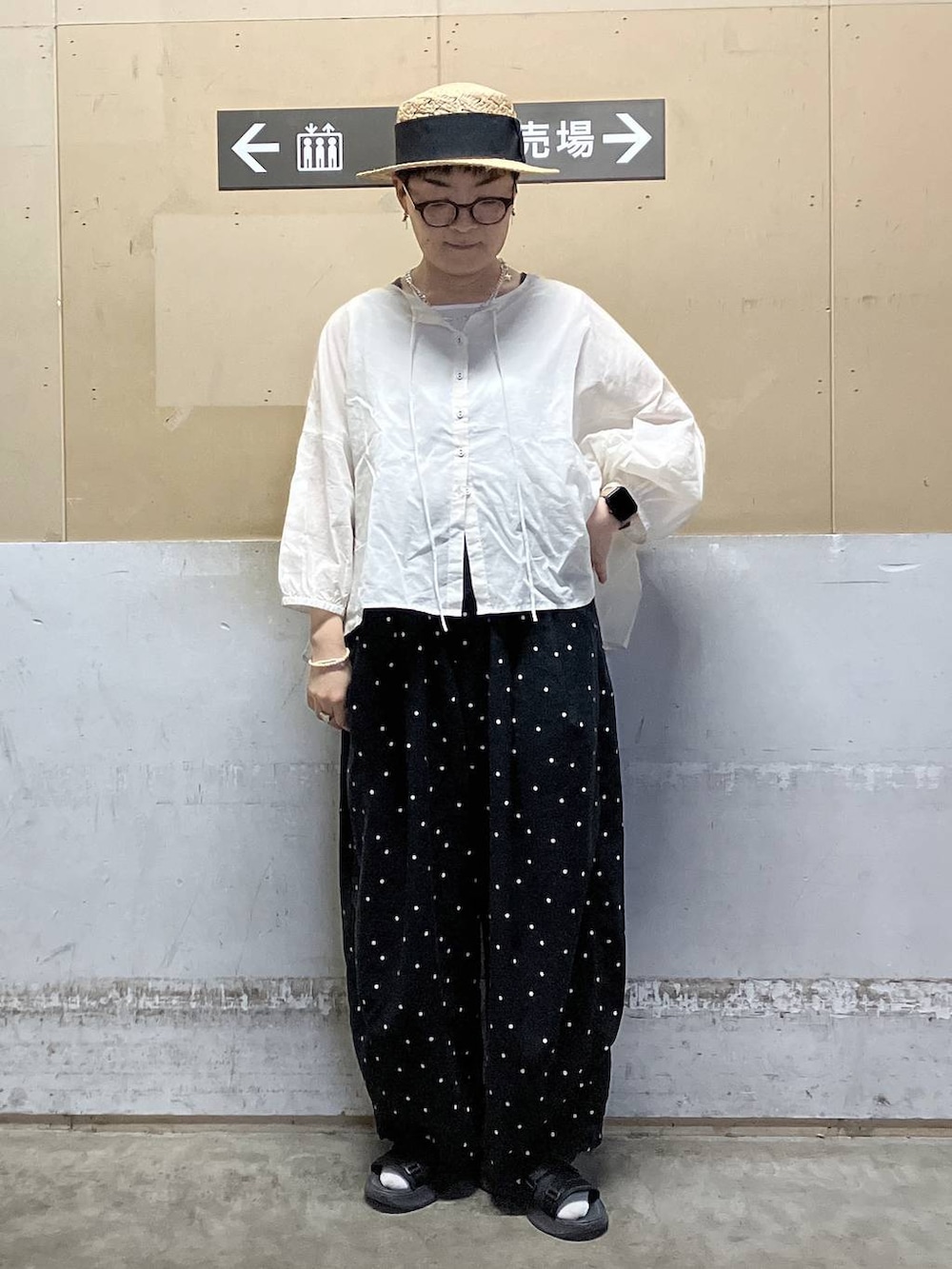 その他のその他パンツ、ホワイト系のタンクトップ、その他のタンクトップを着用したレディースの春コーディネートの2枚目の写真