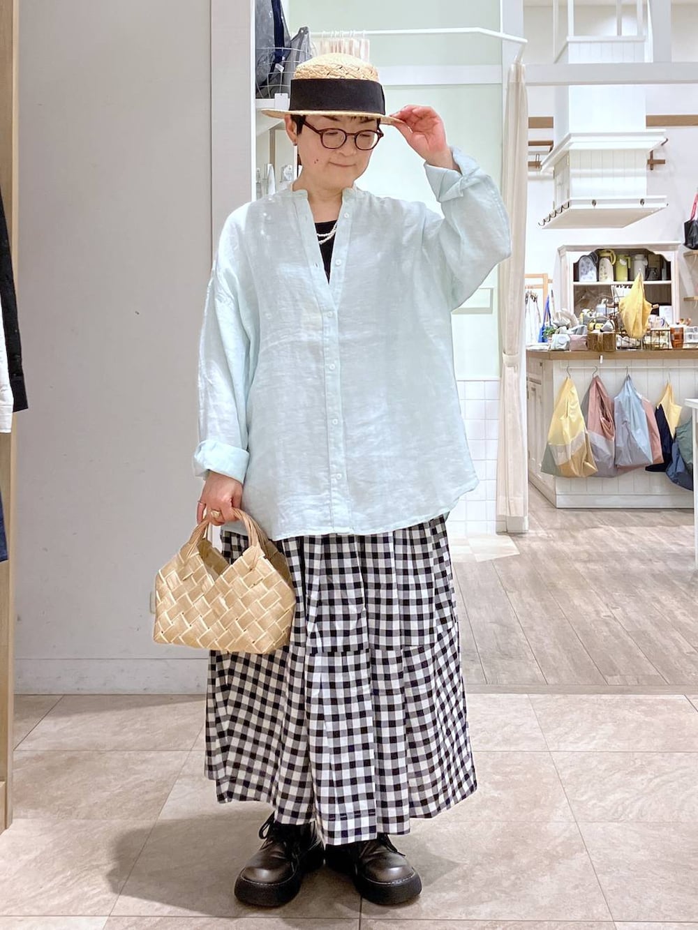 その他のその他シューズ、ブラック系のタンクトップ、その他のスカートを着用したレディースの春コーディネートの2枚目の写真